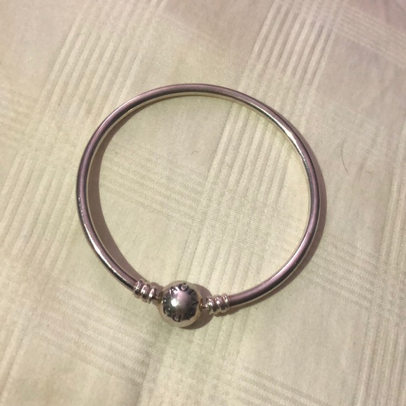 *Limited Edition* Pandora Snowflake Bangle - Picture 2 of 5